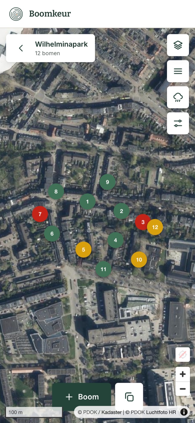 De projectkaart van Wilhelminapark met twaalf genummerde bomen op de luchtfoto, gekleurd naar status